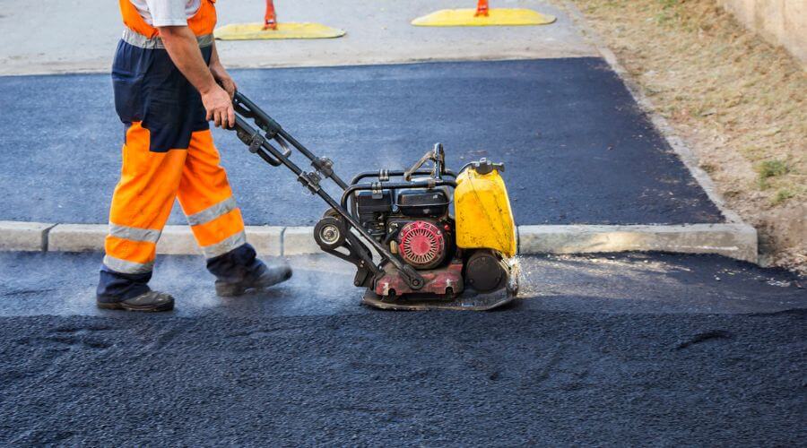 Professional gutter cleaning in Parkersburg, IL